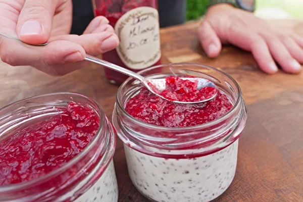 Kookos-chia-vanukas vadelmahillolla