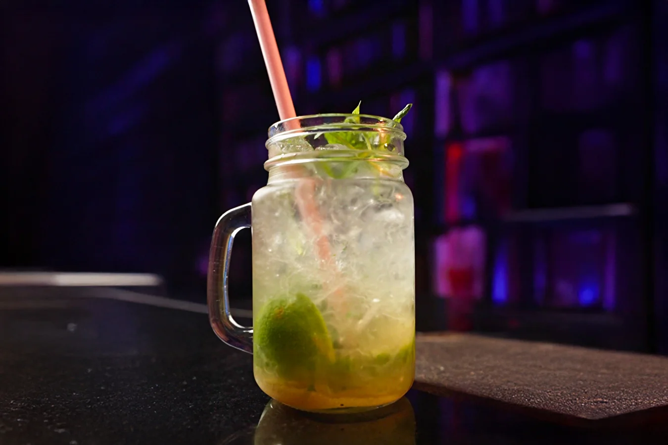 Nojito - raikas, alkoholiton drinkki limetillä ja mintulla