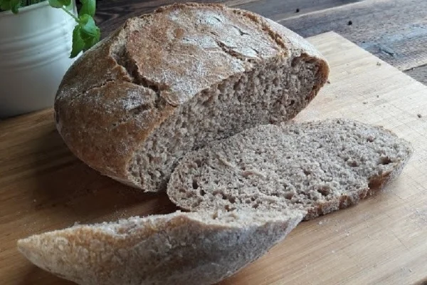 Vehnäleipä lisätyllä täysjyväjauholla