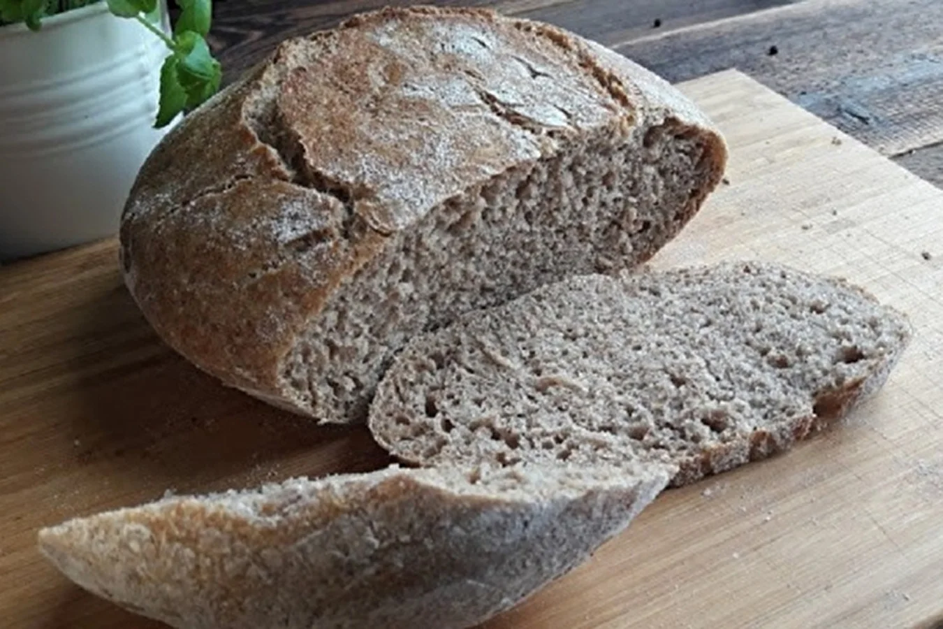 Vehnäleipä lisätyllä täysjyväjauholla