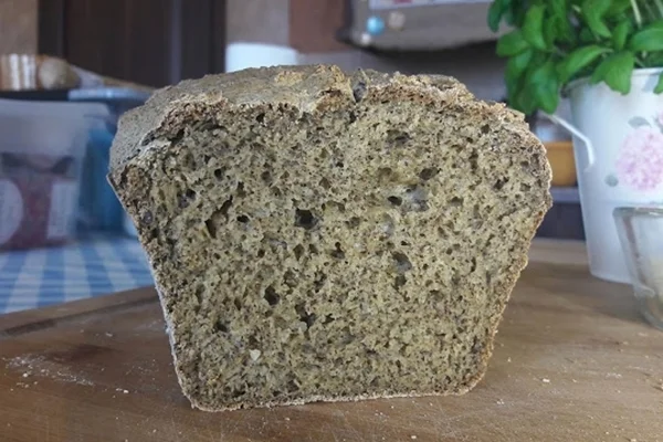 Kotitekoinen gluteeniton leipä hamppujauhosta