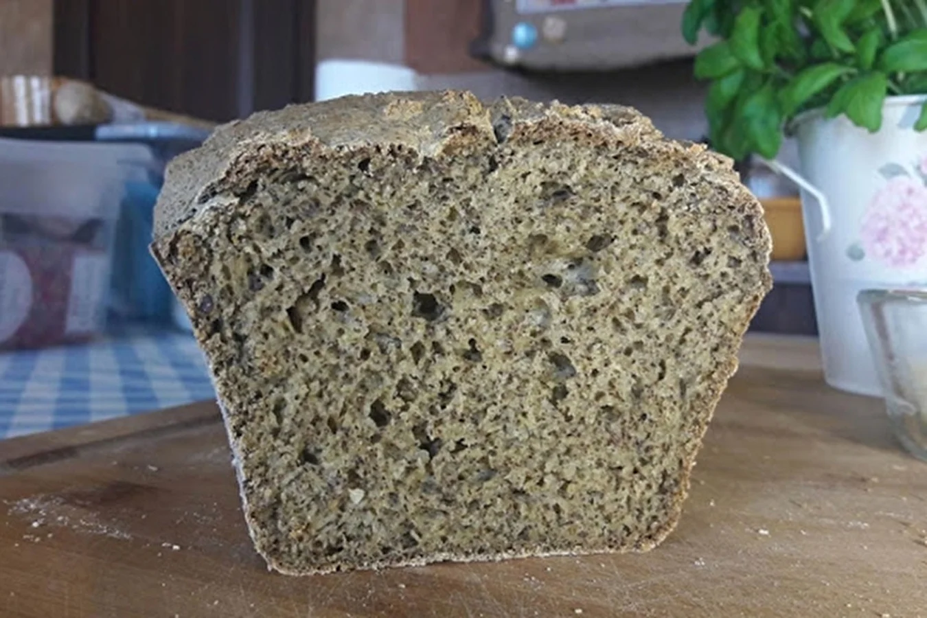 Kotitekoinen gluteeniton leipä hamppujauhosta