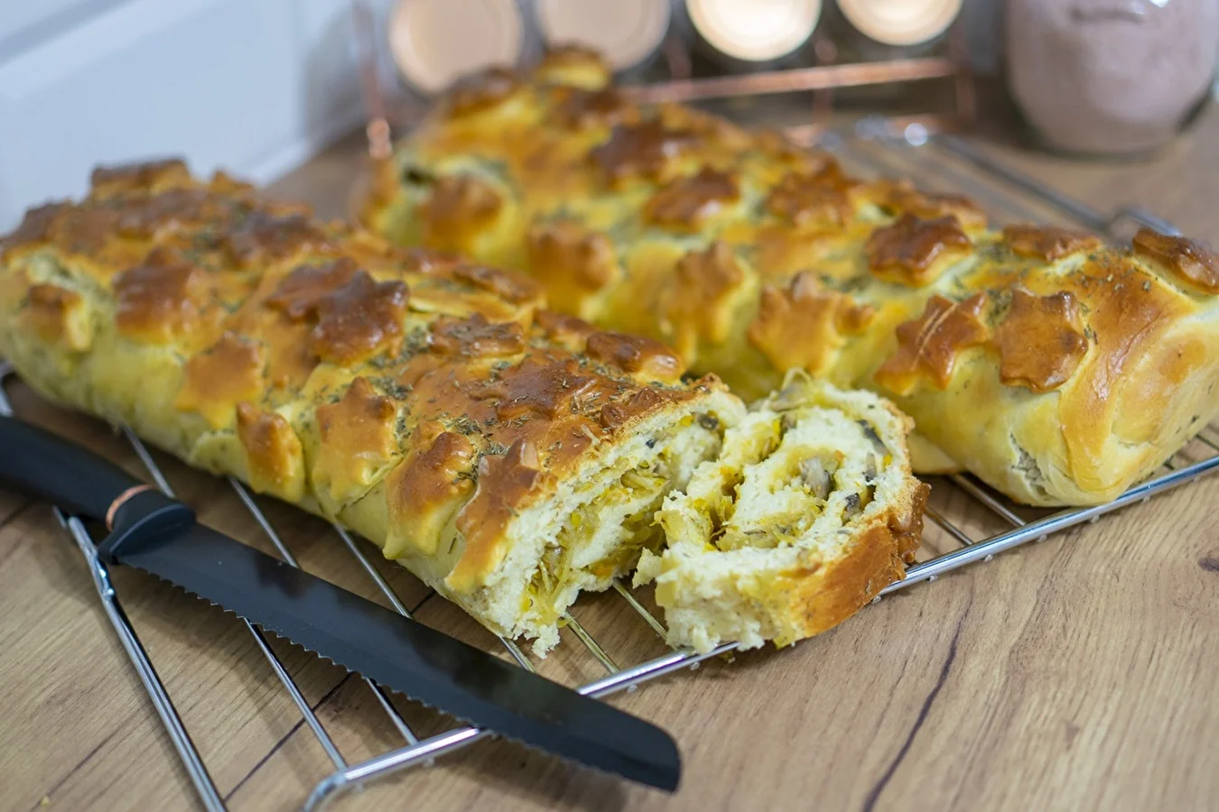 Hiivataikinasta leivottu kulebjaka kaalilla ja herkkusienillä