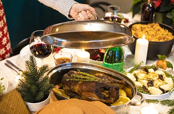 Jouluinen ankka omenoilla ja appelsiineilla