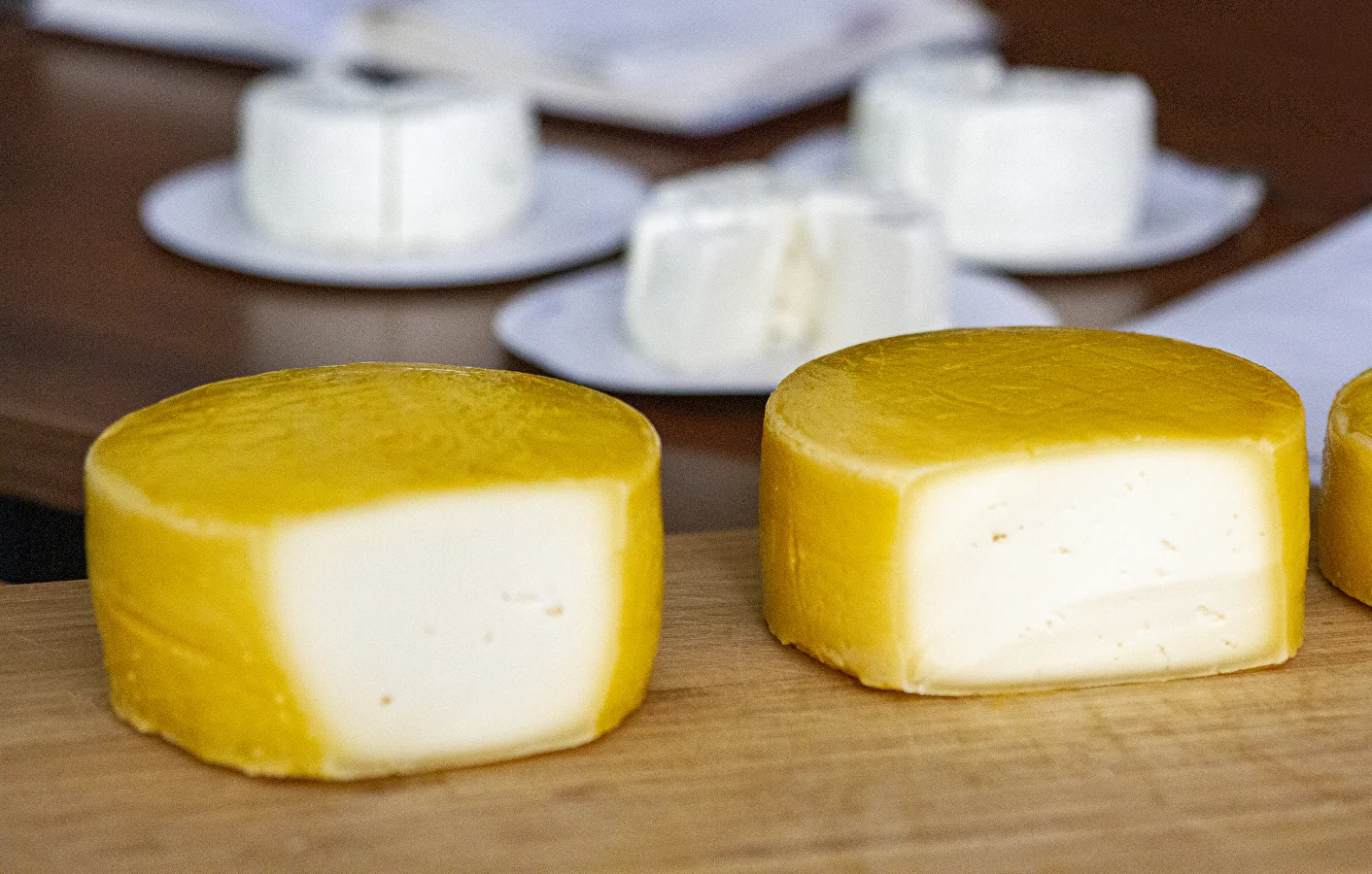 Kotitekoinen Gouda-tyyppinen juusto