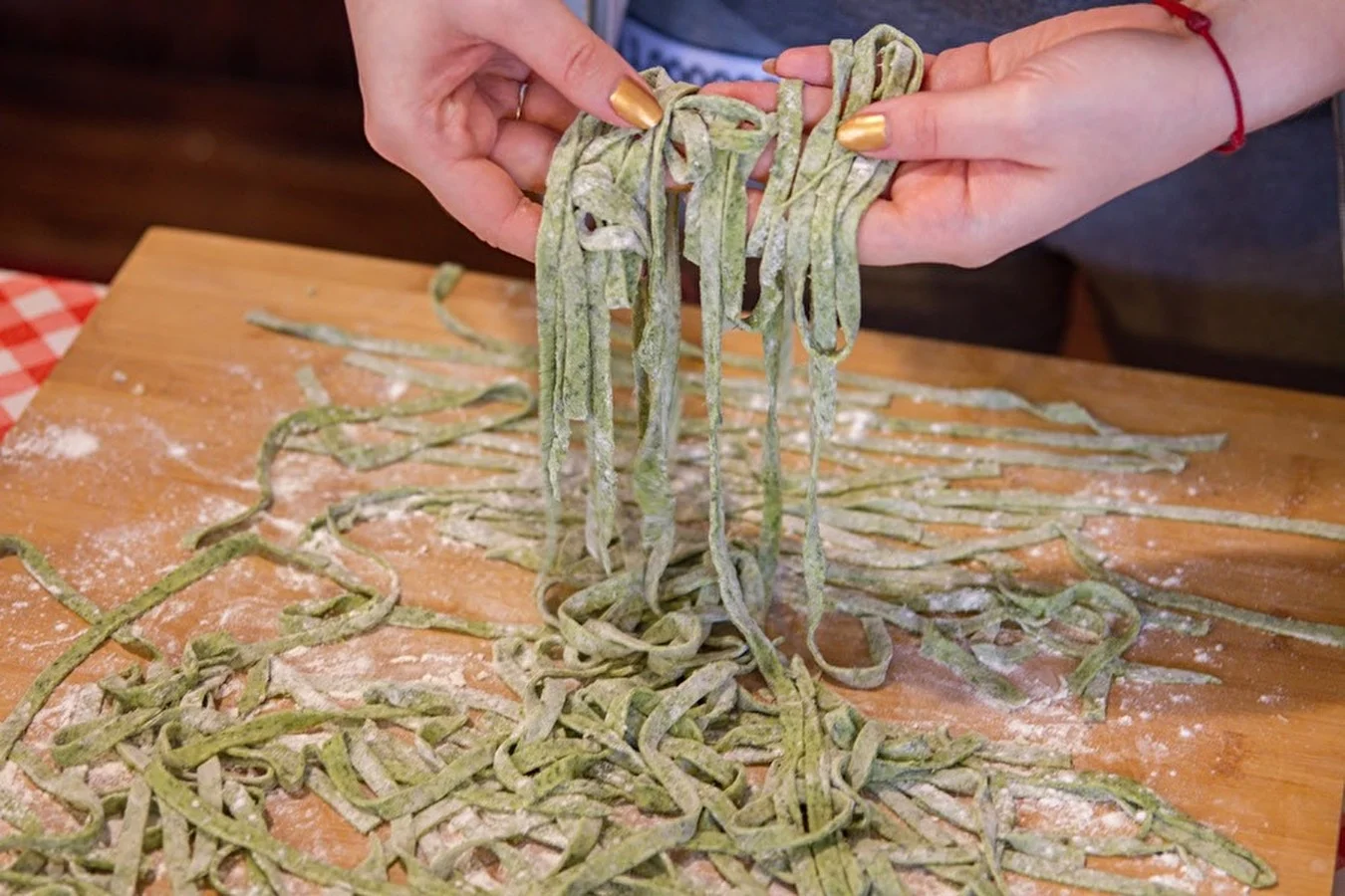 Pinaattipasta rahkan ja pekonin kanssa
