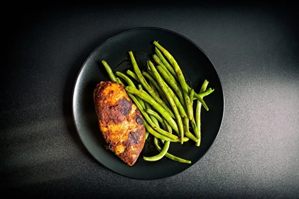 Kotitekoinen sous vide -kana vihreiden papujen kera