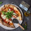 Pizzakivi kahvalla ja veitsellä, kordieriitista, pyöreä 33 cm - 12 
