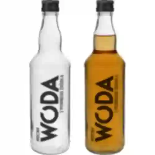 0,5 L pullo kierrekorkilla ja painatuksella vahva Vesi