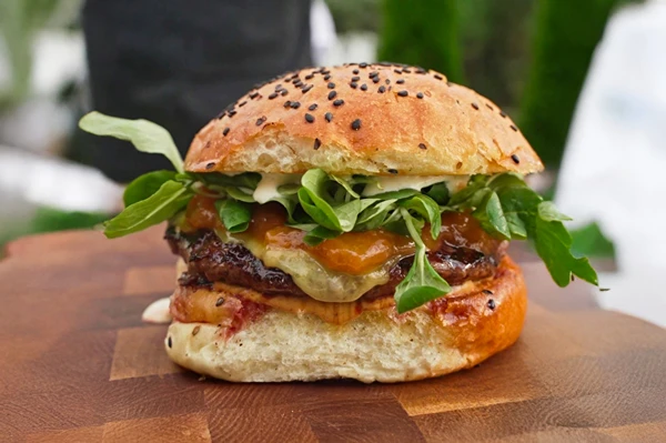 Burgeri persikkahillolla – kokeile tätä yhdistelmää