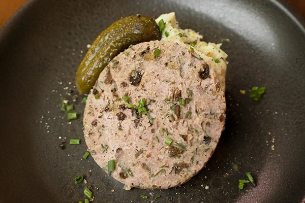 Eväsrasia porsaanmurekkeella