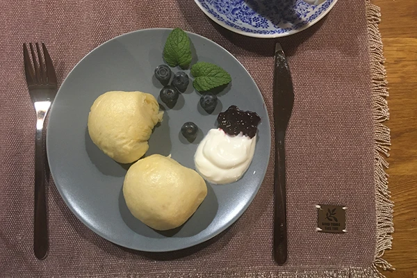 Höyrytetyt pullat pensasmustikoilla