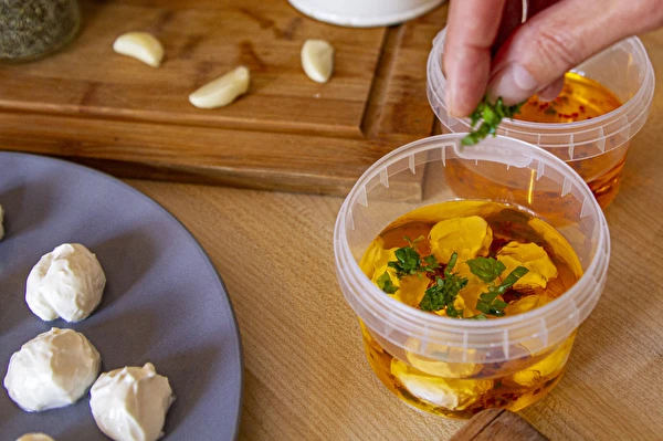 Jogurttipallerot maustetussa oliiviöljyssä