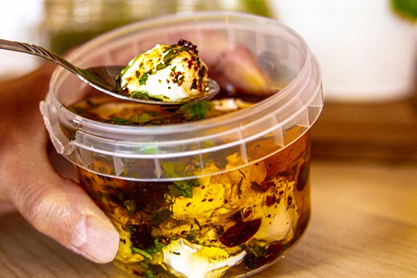 Jogurttipallerot maustetussa oliiviöljyssä