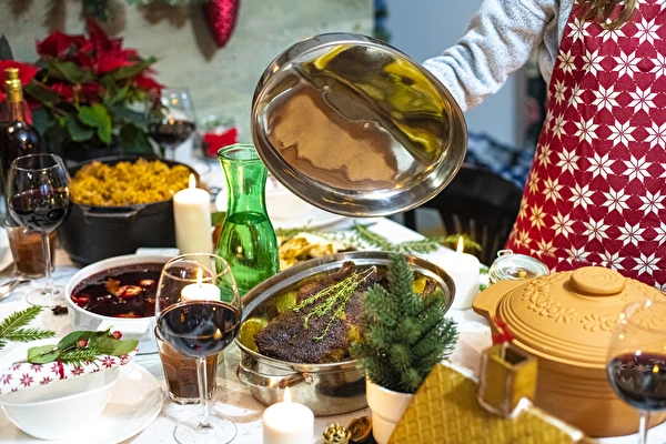 Jouluinen ankka omenoilla ja appelsiineilla