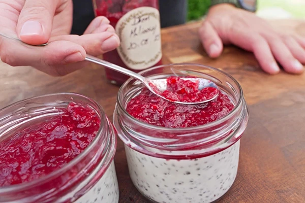 Kookos-chia-vanukas vadelmahillolla