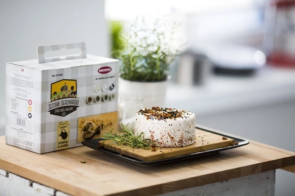 Korycin-tyylinen juusto tomaateilla