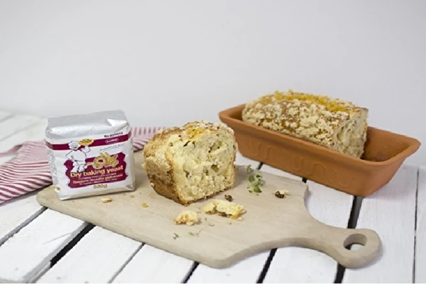 Kotitekoinen hiivakakku herukoilla ja murupäällisellä