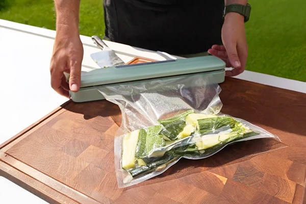 Kotitekoinen pikasuolattu kesäkurpitsa - helppo ja nopea resepti