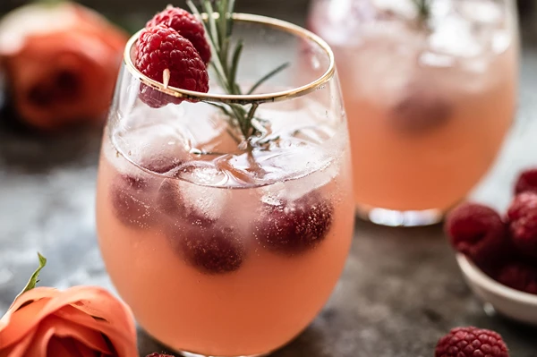 Kotitekoinen vadelmaviini - puolimakea