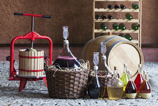 Kuinka valmistaa viiniä vaihe vaiheelta?