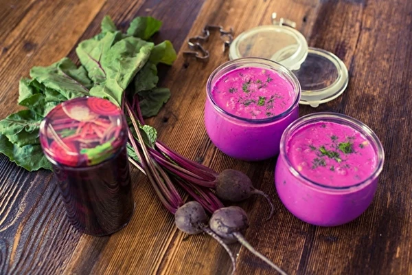 Kylmä punajuurikeitto hapatetun punajuuren liemellä