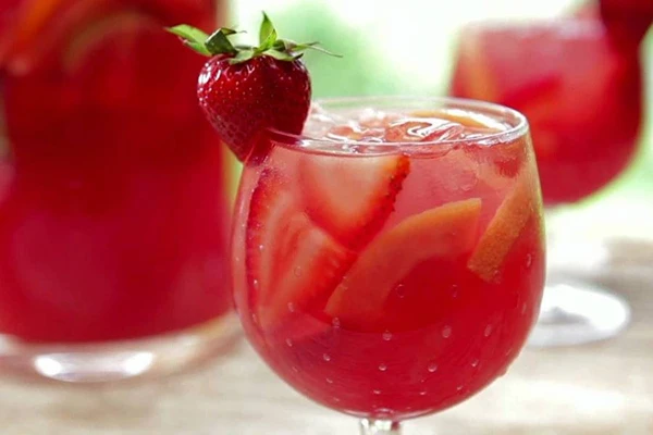 Mansikkaviini seljankukan vivahteella