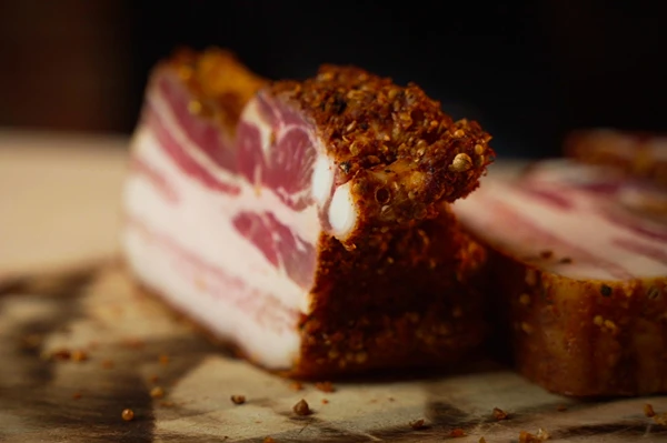 Pastrami-tyyliin savustettu porsaan kylki