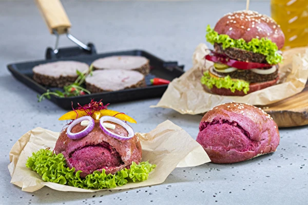 Punaiset sämpylät punajuurella