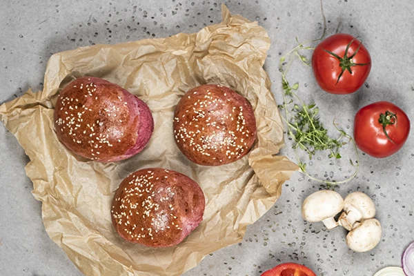 Punaiset sämpylät punajuurella