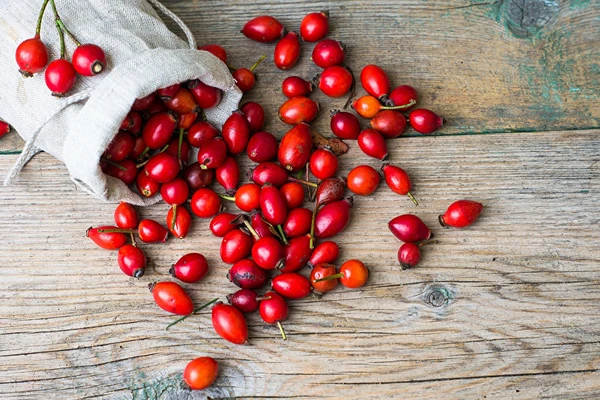 Ruusunmarjaviini hunajalla