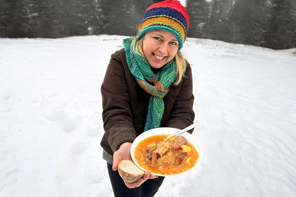 Savusävyinen hapankaalikeitto padasta – aromaattinen elämys tulesta