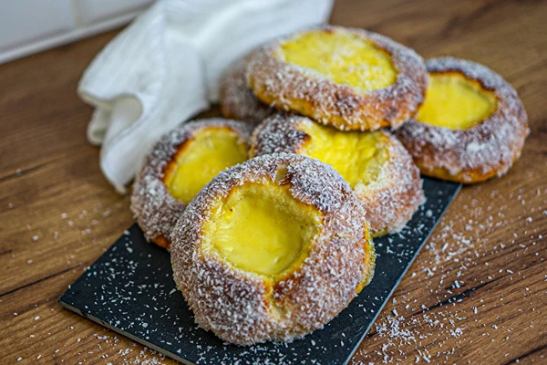 Skoleboller – norjalaiset pullat vaniljakreemillä ja kookoksella