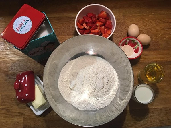 Vaivaamaton hiivakakku mansikoilla