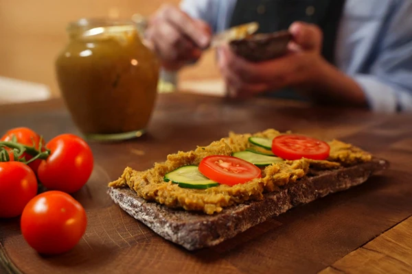 Vegepatee linsseistä ja kurpitsasta kinkkupuristimessa