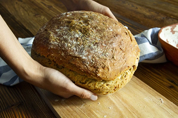 Vehnäleipä aurinkokuivatuilla tomaateilla