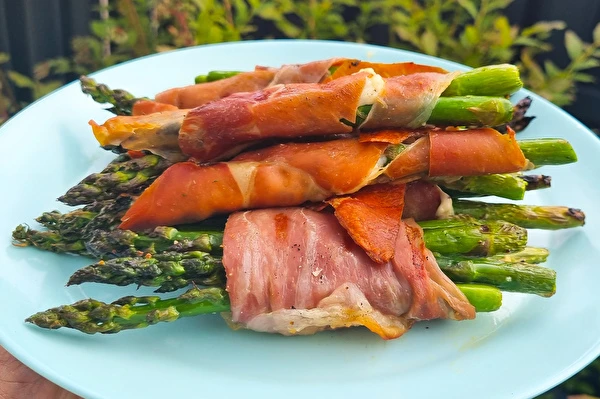 Vihreät parsat parmankinkussa kaasugrillistä