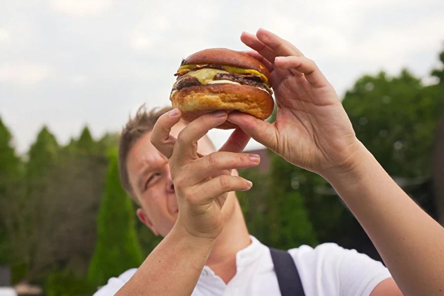 Browin Przepiśnik - Burgeri banaaniketsupilla, pekonilla ja viskimajoneesilla