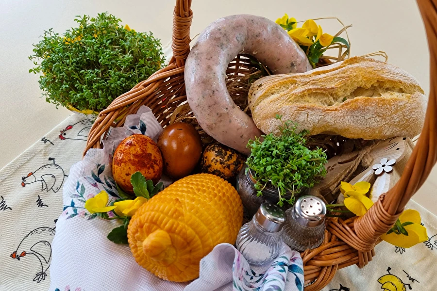 Kierremuotoinen valkoinen makkara