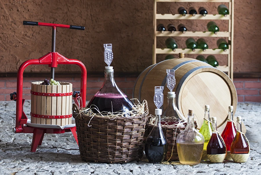 Kuinka valmistaa viiniä vaihe vaiheelta?