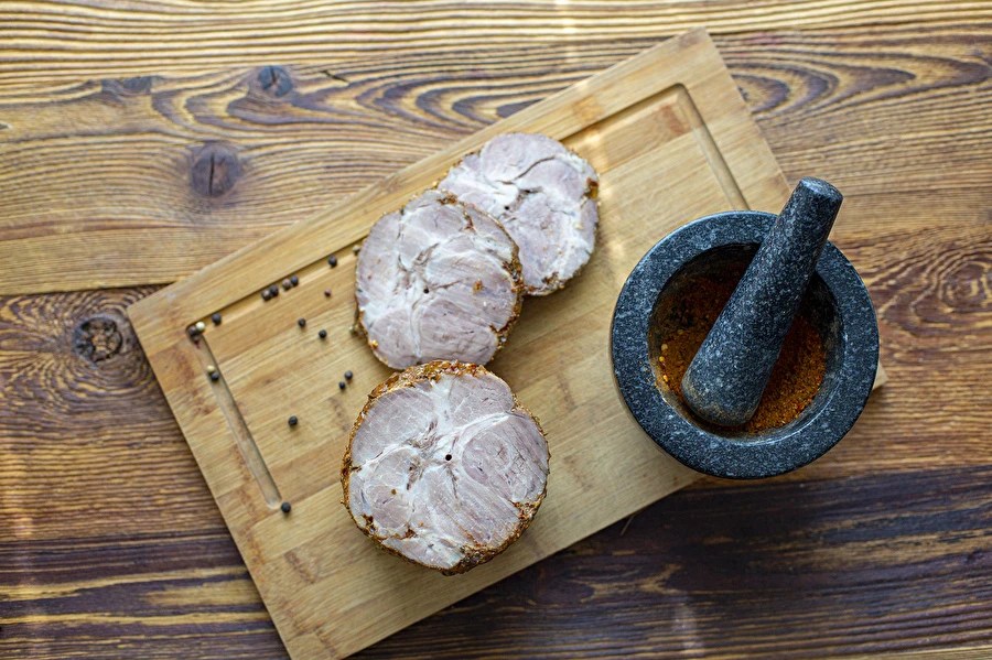 Lihamuotissa kypsennetty porsaan niska